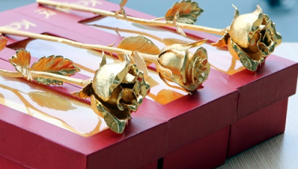 Đại gia chi hơn 800 triệu mua 4 bông hồng đúc vàng nguyên khối tặng bạn gái dịp 8/3