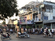Đôi nam nữ ôm nhau chết trên vỉa hè với nhiều vết đâm