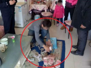 Nhầm là rác, người đàn ông thẳng tay vứt bỏ túi tiền chứa gần 600 triệu