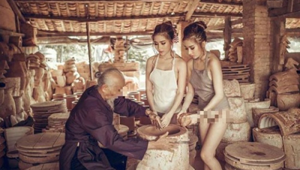 Bộ ảnh hai cô gái, một cụ già ở lò gốm: Bất kính, đồi trụy và vô luân!