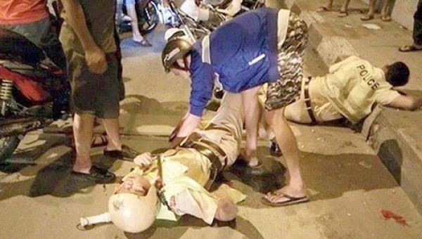 CSGT bị 2 thanh niên vi phạm đạp ngã bất tỉnh