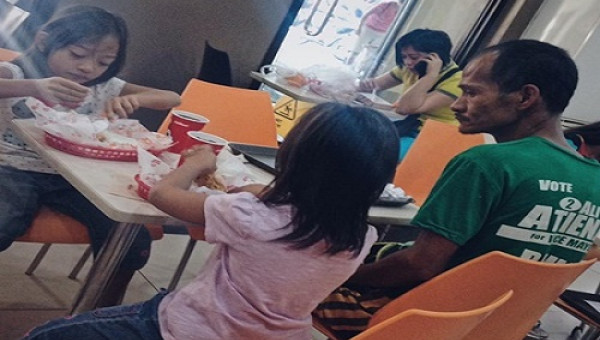 Ông bố nghèo tặng 2 con gái bữa ăn sang đầu đời gây sốt mạng