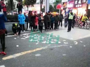 Chán đời, cô gái trẻ TQ ném 50 triệu tiền mặt ra phố