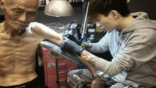 Bị chỉ trích vì 80 tuổi còn đi xăm mình nhưng ai cũng phải rớt nước mắt khi biết sự thật