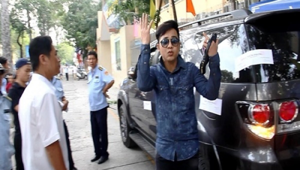 Lợi dụng vi phạm pháp luật để PR, showbiz đã lố tới mức này rồi sao?