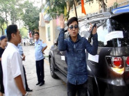 Lợi dụng vi phạm pháp luật để PR, showbiz đã lố tới mức này rồi sao?