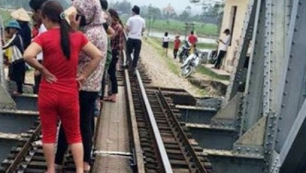 Chụp ảnh “tự sướng” trên cầu, nữ sinh rơi xuống sông tử vong