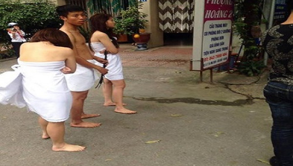 Sự thật chuyện hai nữ một nam khỏa thân trước nhà nghỉ gây xôn xao