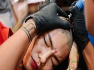 Cận cảnh quá trình xăm đầu mạo hiểm của cô gái cạo đầu gây sốc