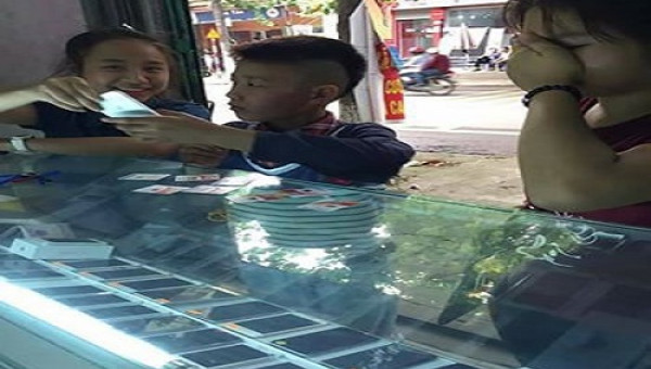 “Soái ca” 13 tuổi Phú Thọ cưỡi Dream chiến đèo 2 “bạn gái” đi sắm điện thoại Iphone