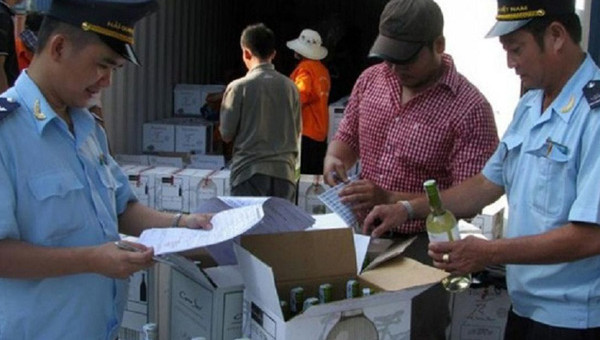 Kiểm tra nông sản: "1 người bị bệnh, cả làng phải uống kháng sinh"