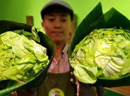 Siêu thị "mặc" lá chuối cho rau: Đổi thay từ hành động nhỏ