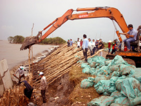 Sạt lở đê biển Tây: Hàng ngàn hộ dân “ngồi trên đống lửa”