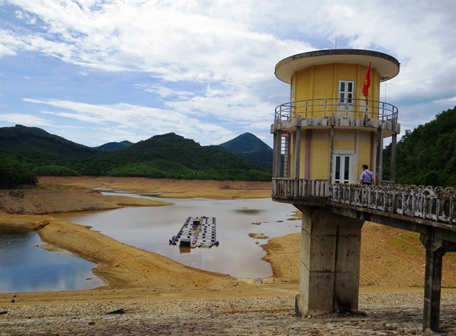 Thừa Thiên - Huế: Hàng trăm héc ta lúa "thoi thóp"