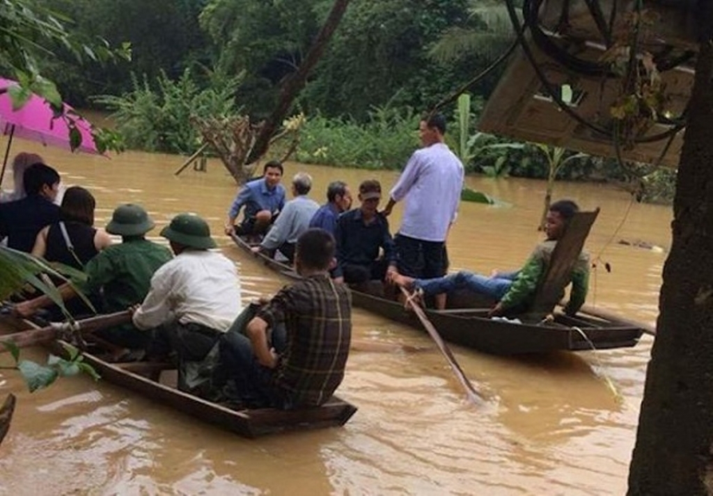 ha tinh bat chap dong nuoc lu chu re dung thuyen don dau ve nha