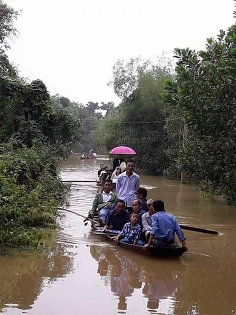 ha tinh bat chap dong nuoc lu chu re dung thuyen don dau ve nha