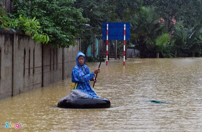 Do nước ngập sâu không có thực phẩm, người dân thả lưới bắt cá ngay trên đường làng để cải thiện bữa ăn.