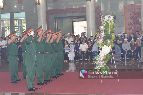 Xé lòng hình ảnh con trai khóc bò tìm cha trong tang lễ 3 phi công hi sinh