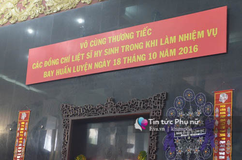 Xé lòng hình ảnh con trai khóc bò tìm cha trong tang lễ 3 phi công hi sinh