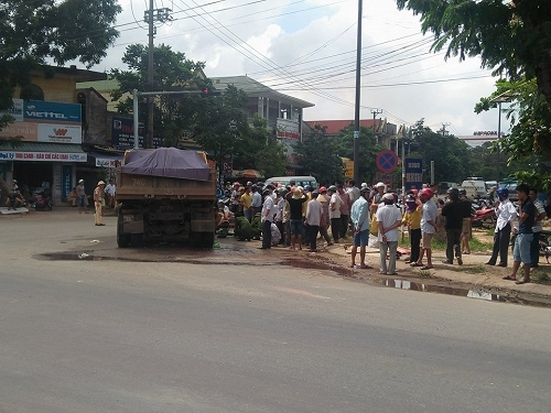 nguoi phu nu ban hang rong chet tham duoi gam xe tai hinh anh 2