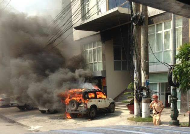 quang ninh: o to boc chay du doi truoc tru so cong an phuong hinh anh 1