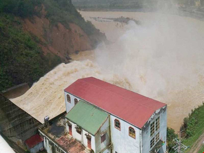 Nhà máy thủy điện Hố Hô (giáp ranh giữa huyện Hương Khê của Hà Tĩnh với tỉnh Quảng Bình) xả lũ vào ngày 31-10.