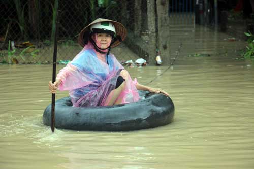 mien trung: lu len nhanh, dan khong kip tro tay hinh anh 1