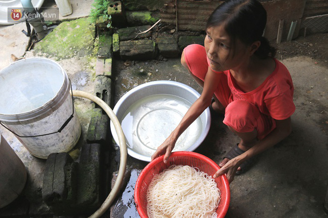 Cô gái mang khuôn mặt bà lão ở Quảng Nam: ăn gấp 10 lần người thường, uống mỗi ngày 36 lít nước - Ảnh 3.