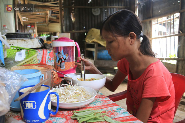 Cô gái mang khuôn mặt bà lão ở Quảng Nam: ăn gấp 10 lần người thường, uống mỗi ngày 36 lít nước - Ảnh 4.