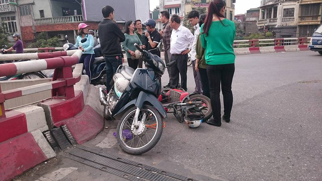 Hà Nội: Người đàn ông rơi từ cầu Chương Dương xuống đất sau tai nạn với xe đạp điện - Ảnh 3.