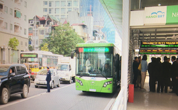 Phạt 1,2 triệu đồng ô tô lấn làn buýt nhanh BRT