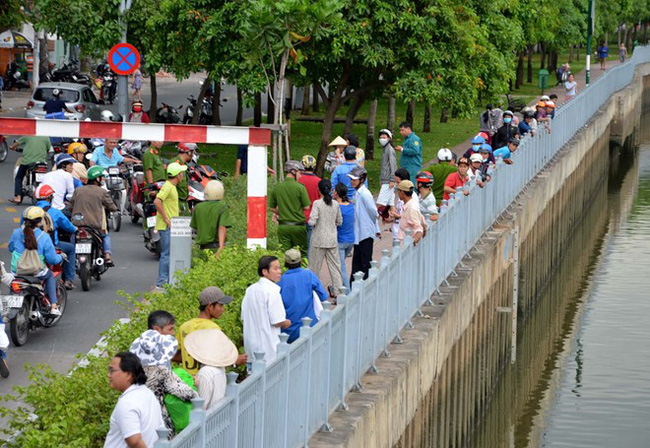 Chồng đánh vợ rồi nhảy xuống kênh Nhiêu Lộc trốn công an - Ảnh 1.