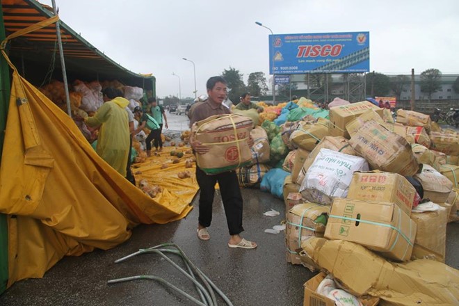 30 tấn dừa đổ ra đường sau tai nạn không mất một trái - Ảnh 3.