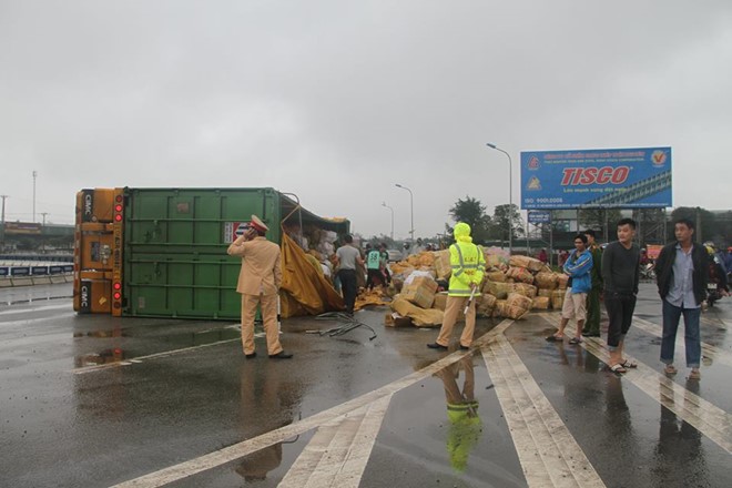 30 tấn dừa đổ ra đường sau tai nạn không mất một trái - Ảnh 4.