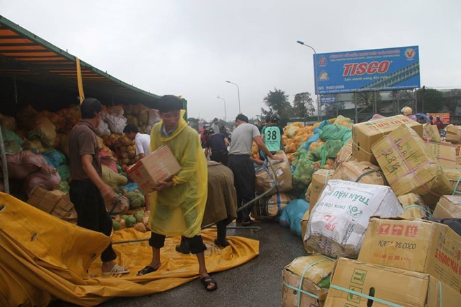 30 tấn dừa đổ ra đường sau tai nạn không mất một trái - Ảnh 5.