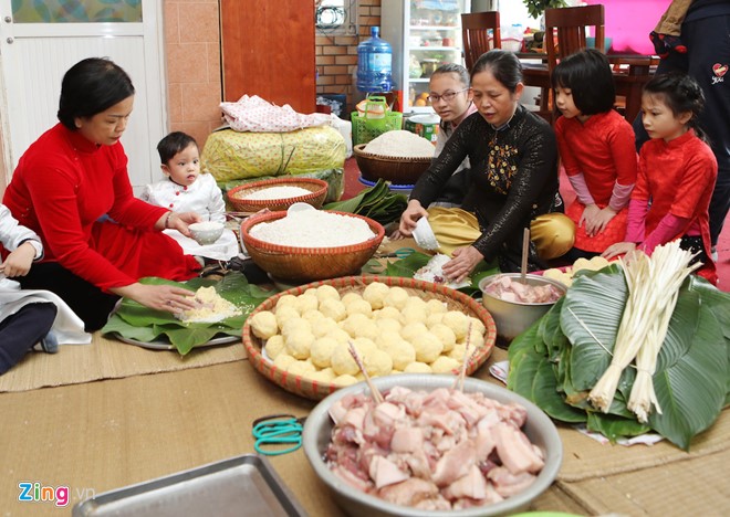 Đại gia đình 70 người bắt lợn, mở hội gói bánh chưng đón Tết - Ảnh 11.