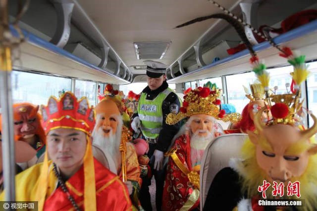 Lái ôtô đưa đại tiên đi chơi, Tôn Ngộ Không bị cảnh sát tuýt còi - Ảnh 2.