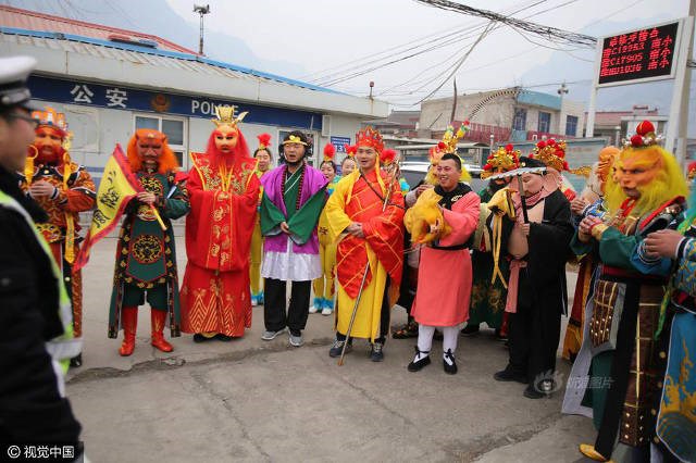 Lái ôtô đưa đại tiên đi chơi, Tôn Ngộ Không bị cảnh sát tuýt còi - Ảnh 5.