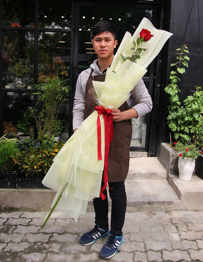 Xôn xao cành hoa hồng dài 1,5m giá tiền triệu tặng Valentine, hàng hiếm mua không dễ