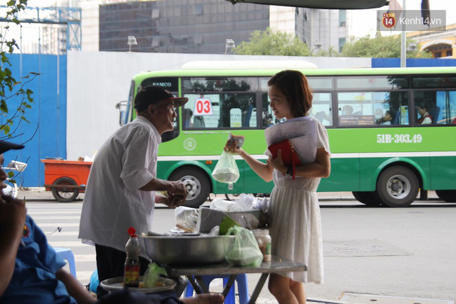 Ông lão 80 tuổi bán xôi nuôi vợ bệnh ở Sài Gòn: Tình yêu ngày xưa bình dị lắm con ơi! - Ảnh 6.