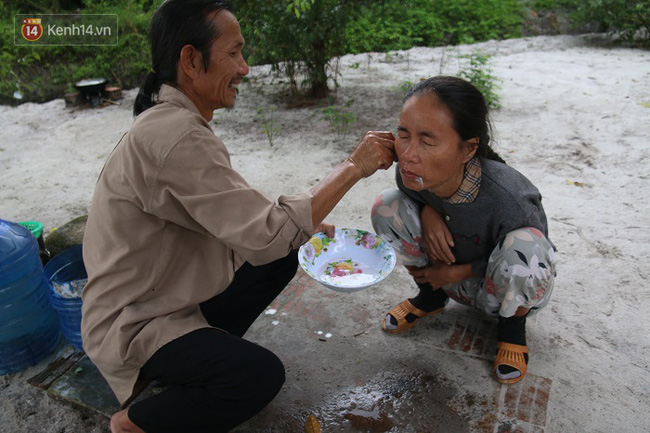 Anh tâm thần suốt 40 năm dạy chữ cho… em gái bị điên