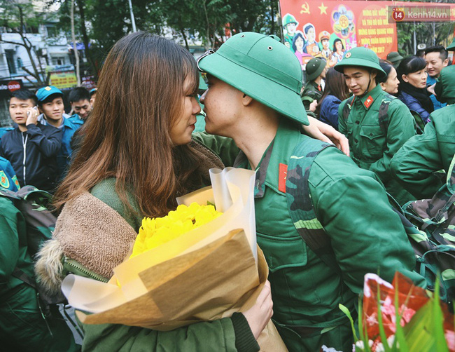 Nụ hôn và nước mắt tiễn tân binh lên đường nhập ngũ trong ngày valentine - Ảnh 6.