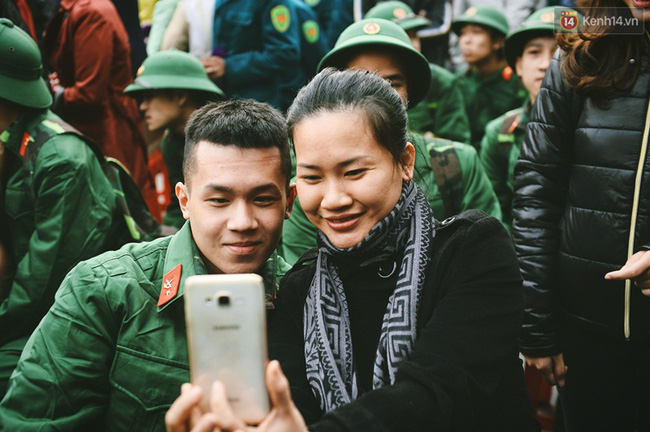 Nụ hôn và nước mắt tiễn tân binh lên đường nhập ngũ trong ngày valentine - Ảnh 7.