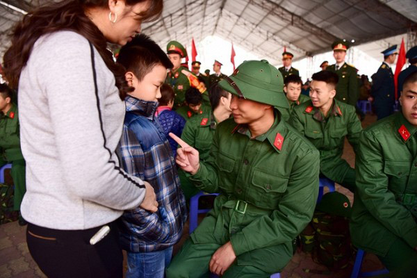 Những giây phút chia ly đầy xúc động đúng ngày lễ Valentine của các tân binh