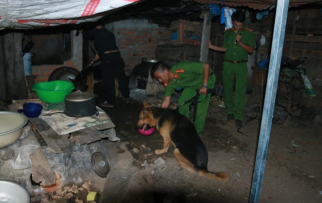 Phát hiện bông tai nạn nhân bị chặt xác tại nhà nghi can