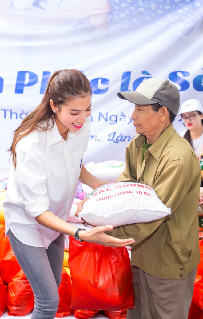 Phạm Hương đi dép lê, vác gạo ra bãi đá sông Hồng - Ảnh 4.