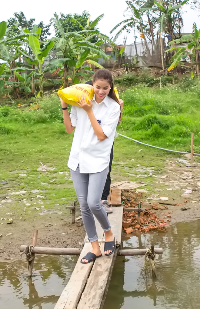 Phạm Hương đi dép lê, vác gạo ra bãi đá sông Hồng - Ảnh 2.