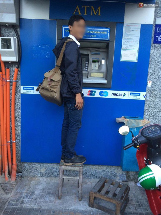 Cận cảnh cây ATM trong bức ảnh gây bão MXH: Cô gái bắc ghế rút tiền vì bậc thềm đã bị dỡ bỏ - Ảnh 2.