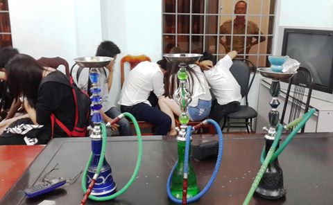 17 hoc sinh 'phe' shisha trong lop hoc hinh anh 1