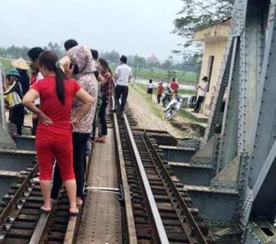 chup anh “tu suong” tren cau, nu sinh roi xuong song tu vong hinh anh 1